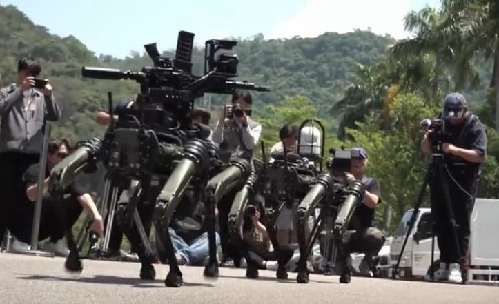 Taiwan Luncurkan Robot Anjing Bersenjata untuk Berbagai Misi Taiwan Luncurkan Robot Anjing Bersenjata untuk Berbagai Misi