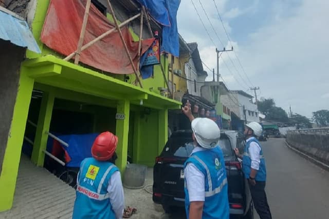 Masyarakat Diimbau Jaga Jarak Aman 3 Meter dari Jaringan dan Instalasi Listrik Masyarakat Diimbau Jaga Jarak Aman 3 Meter dari Jaringan dan Instalasi Listrik