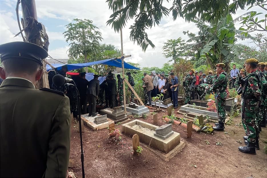 Tangis Keluarga dan Kerabat Iringi Prosesi Pemakaman Mayor Cpl Anda Rohana Tangis Keluarga dan Kerabat Iringi Prosesi Pemakaman Mayor Cpl Anda Rohana