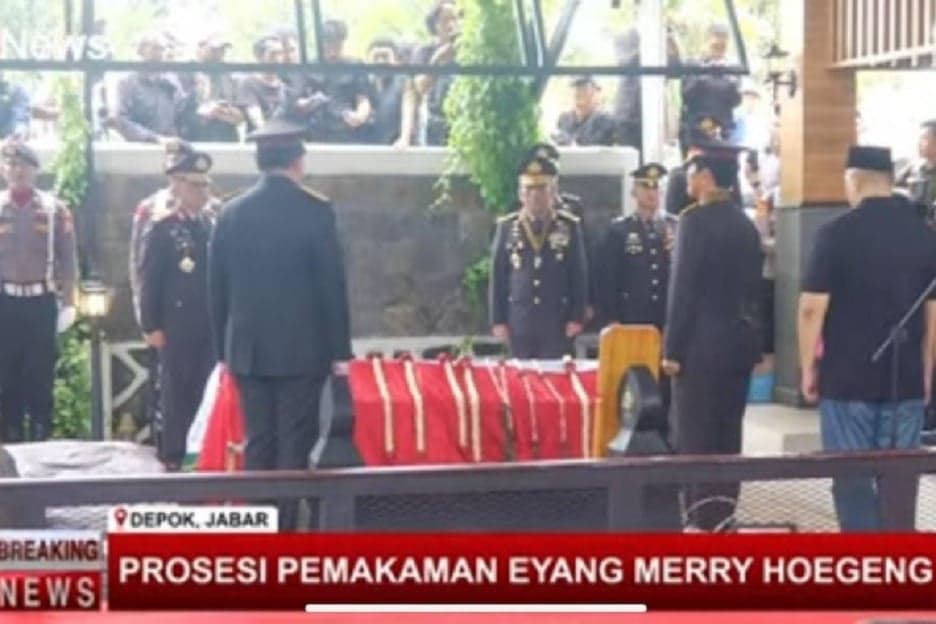 Diiringi Tembakan Salvo, Meriyati Hoegeng Dikebumikan di Samping Makam Jenderal Hoegeng Diiringi Tembakan Salvo, Meriyati Hoegeng Dikebumikan di Samping Makam Jenderal Hoegeng