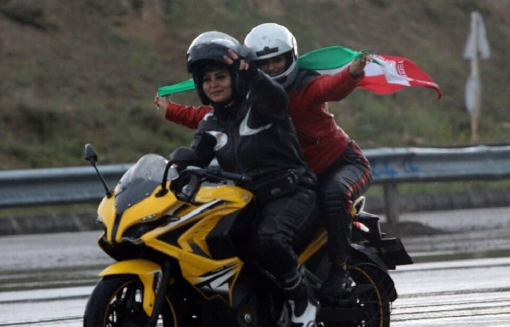 Iran Resmi Izinkan Perempuan Mengendarai Sepeda Motor Iran Resmi Izinkan Perempuan Mengendarai Sepeda Motor