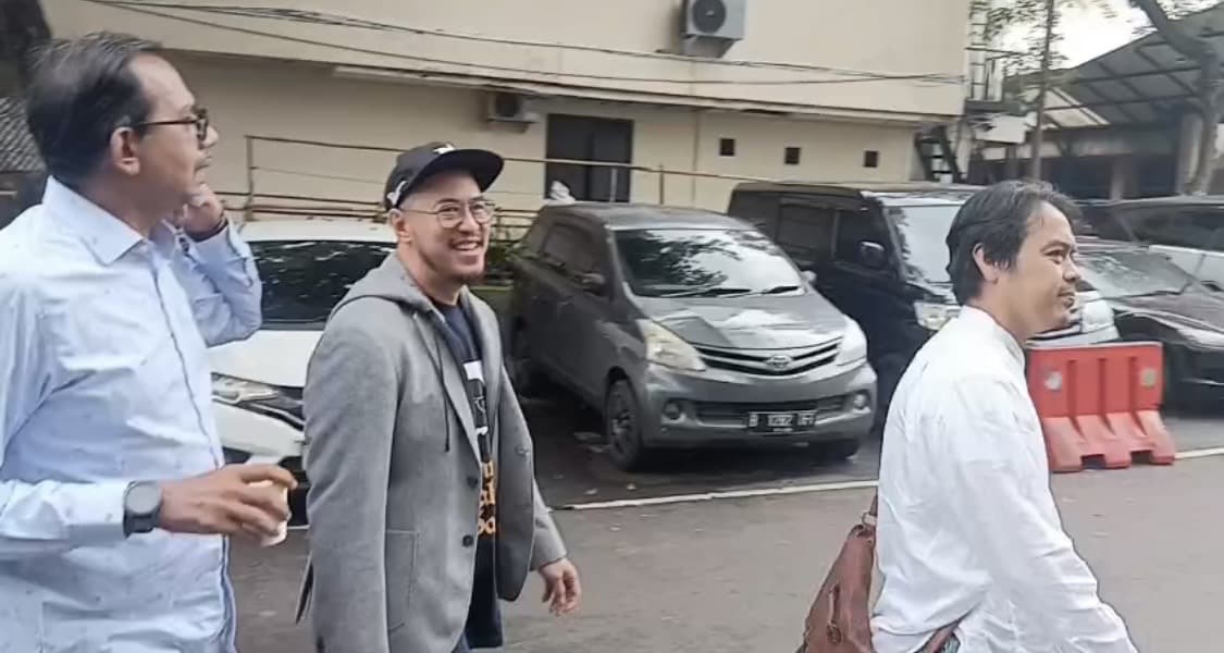 Dampingi Pandji di Polda Metro Jaya, Haris Azhar: Kita Ngobrol Dahulu dengan Polisi Dampingi Pandji di Polda Metro Jaya, Haris Azhar: Kita Ngobrol Dahulu dengan Polisi