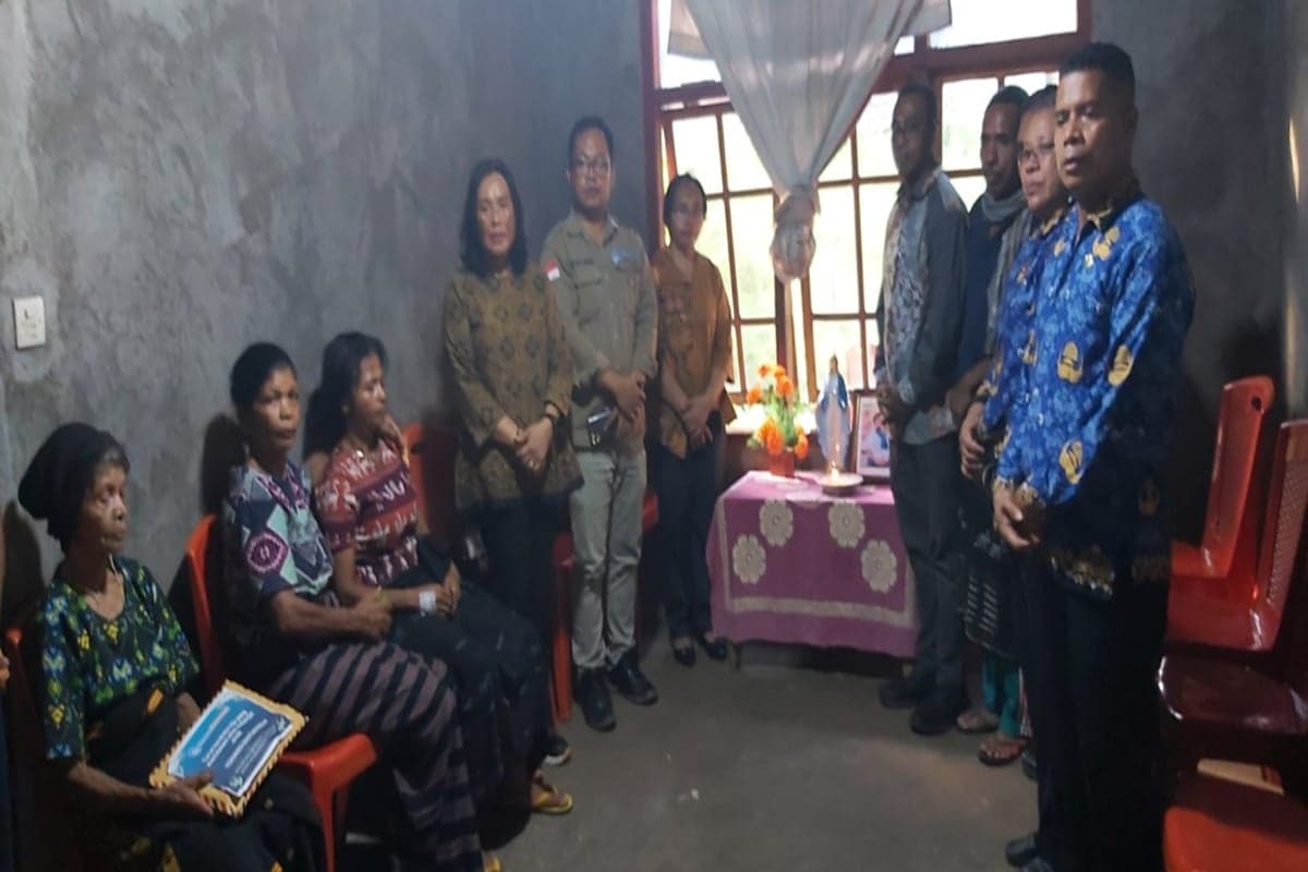 Kemendikdasmen Kunjungi Rumah Duka Siswa SD Bunuh Diri di NTT, Serahkan Santunan dan Pendampingan Kemendikdasmen Kunjungi Rumah Duka Siswa SD Bunuh Diri di NTT, Serahkan Santunan dan Pendampingan