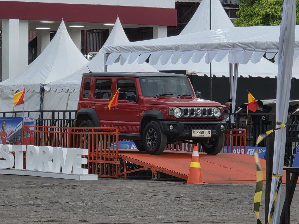 Anomali Jimny 5-Door: Saat Mobil Analog Menolak Tunduk pada Invasi SUV Listrik Anomali Jimny 5-Door: Saat Mobil Analog Menolak Tunduk pada Invasi SUV Listrik