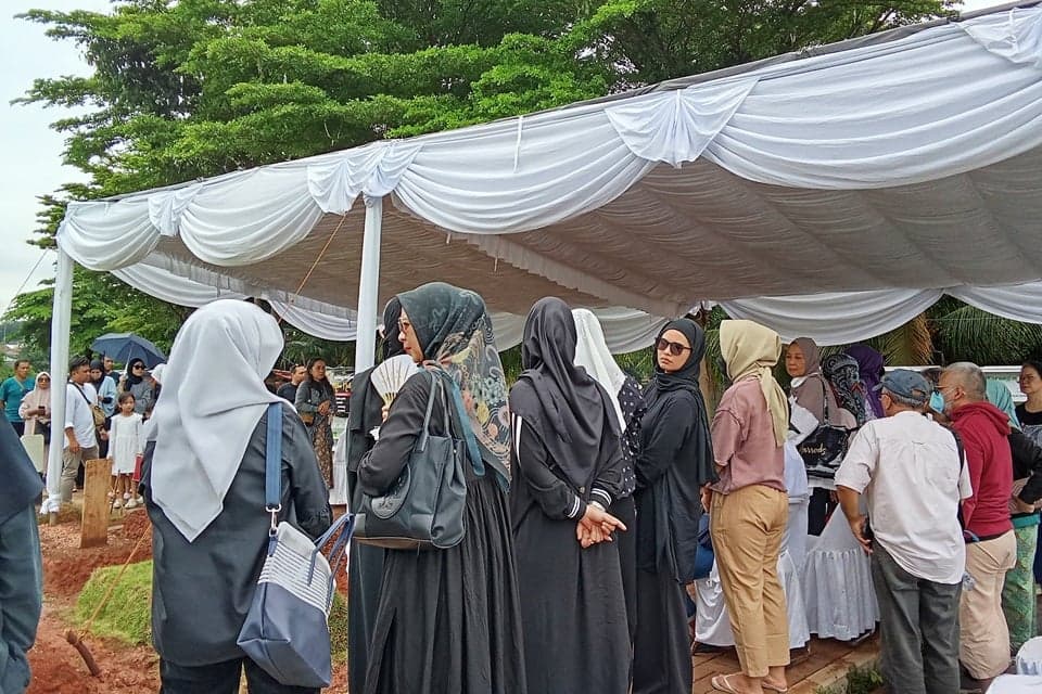 Suasana Duka Iringi Pemakaman Sheyna, Bocah 6 Tahun Korban Tabrakan di Singapura Suasana Duka Iringi Pemakaman Sheyna, Bocah 6 Tahun Korban Tabrakan di Singapura