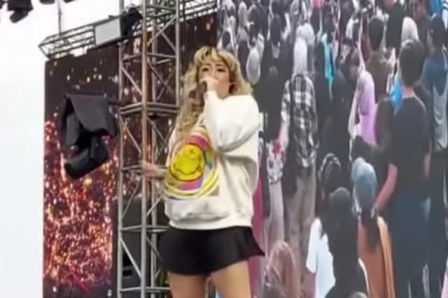 Pinkan Mambo Viral Nyanyi di Pinggir Jalan, Netizen Geram : Bikin Macet Pinkan Mambo Viral Nyanyi di Pinggir Jalan, Netizen Geram : Bikin Macet