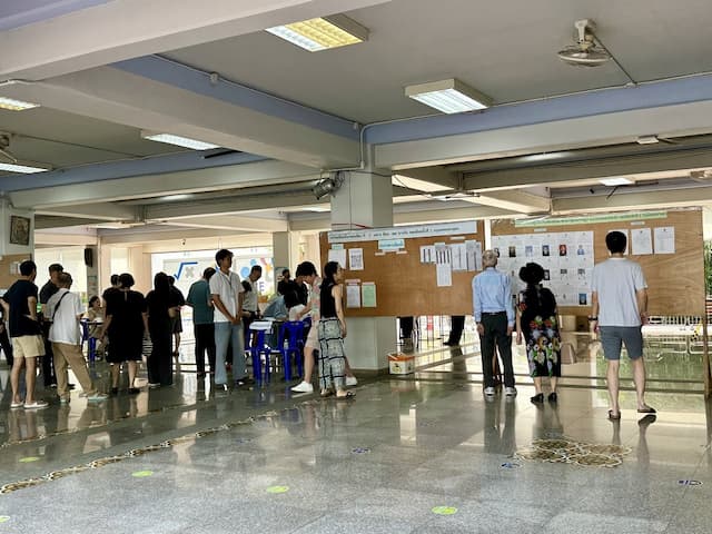 Reformis dan Konservatif Bertarung Ketat di Pemilu Thailand Reformis dan Konservatif Bertarung Ketat di Pemilu Thailand