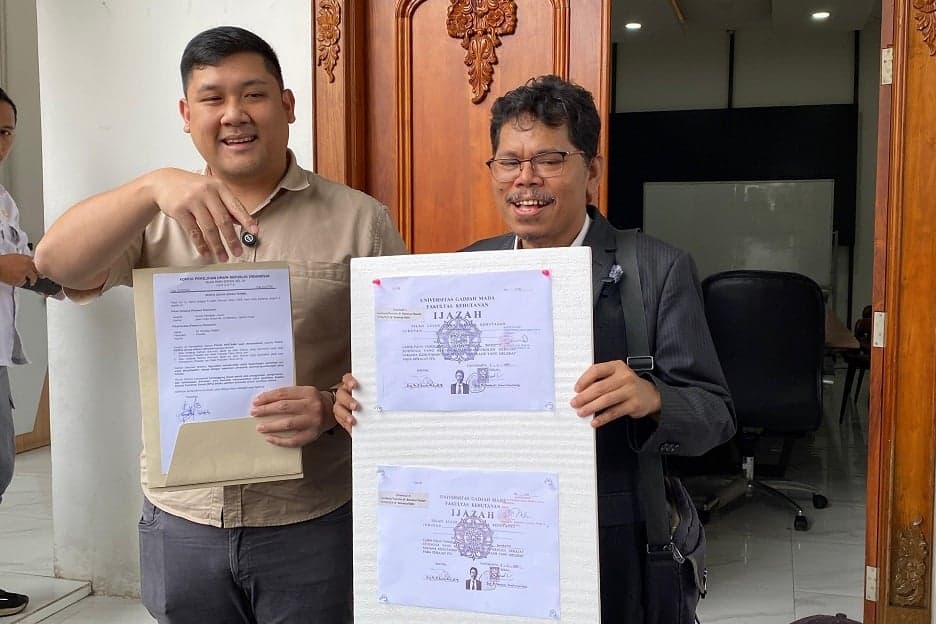 Bonatua Silalahi Akhirnya Terima Salinan Ijazah Jokowi Tanpa Sensor Bonatua Silalahi Akhirnya Terima Salinan Ijazah Jokowi Tanpa Sensor