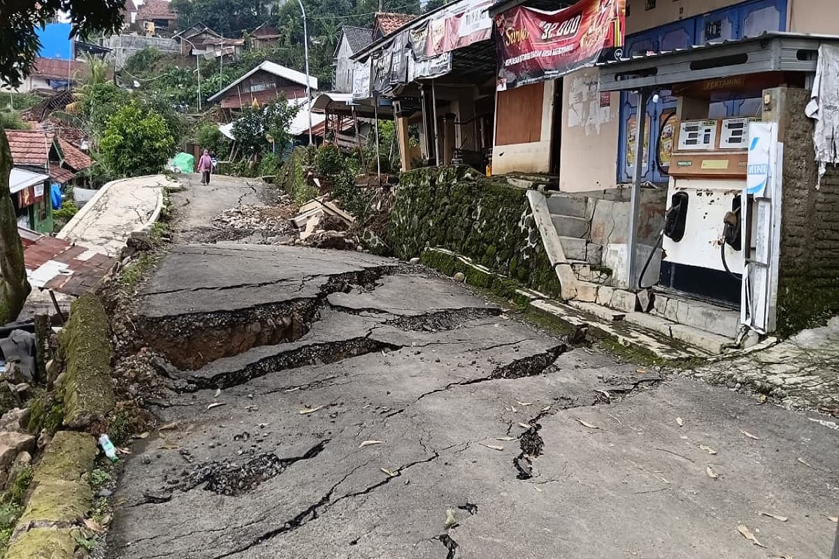 2.453 Warga Mengungsi Akibat Pergerakan Tanah di Padasari Tegal 2.453 Warga Mengungsi Akibat Pergerakan Tanah di Padasari Tegal