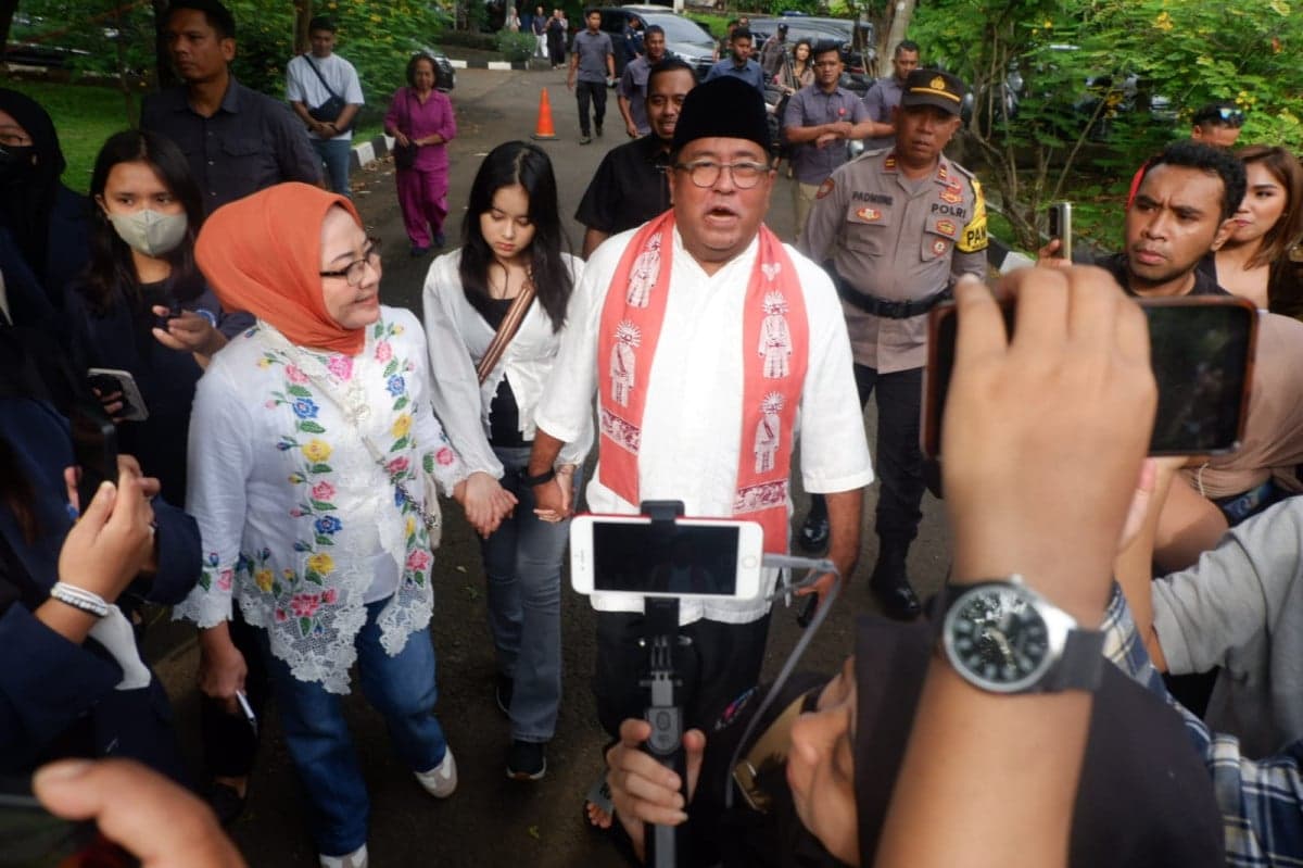Jalan Berlubang di Jakarta Ditambal Sementara, Rano Karno Beberkan Alasannya Jalan Berlubang di Jakarta Ditambal Sementara, Rano Karno Beberkan Alasannya