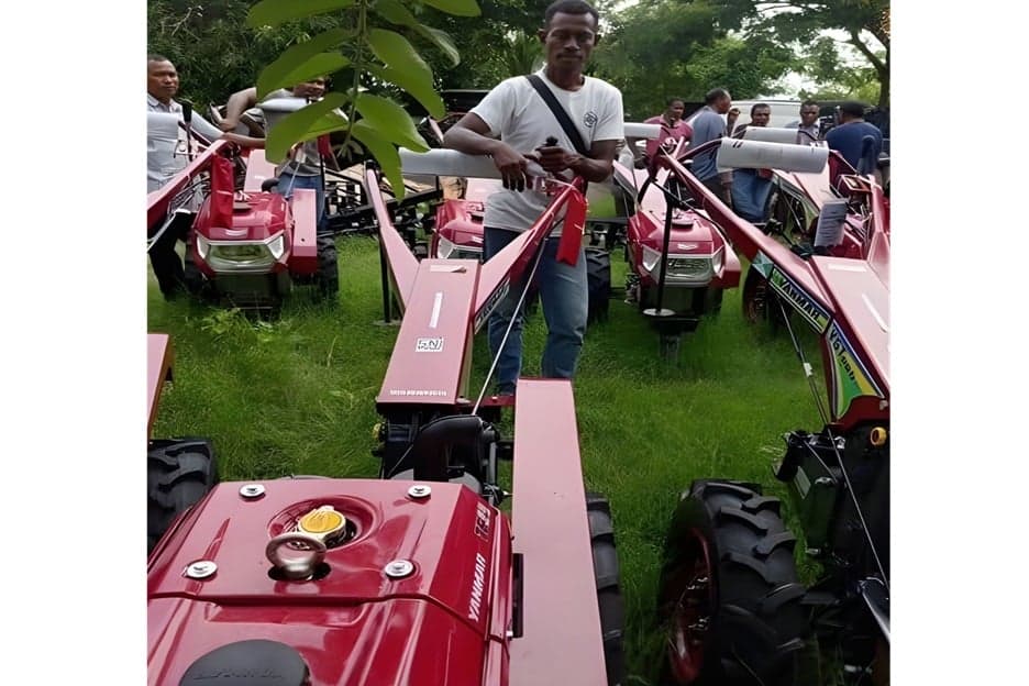 Modernisasi Pertanian Nagekeo, Anggota DPRD Kosmas Lawa Bagho Serahkan Hand Tractor untuk Petani Modernisasi Pertanian Nagekeo, Anggota DPRD Kosmas Lawa Bagho Serahkan Hand Tractor untuk Petani