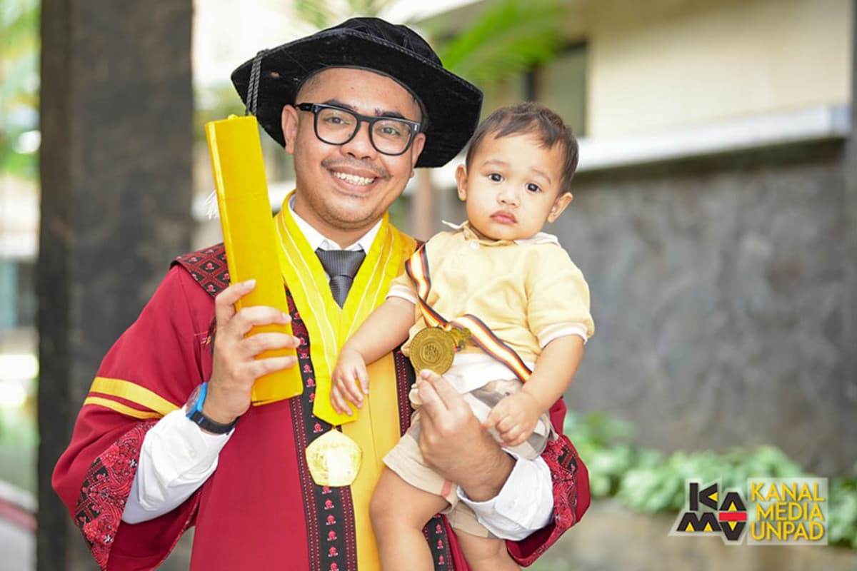 Cerita Rezzy, Wisudawan Terbaik Unpad yang Masuk Top 2 Peneliti Dunia Cerita Rezzy, Wisudawan Terbaik Unpad yang Masuk Top 2 Peneliti Dunia