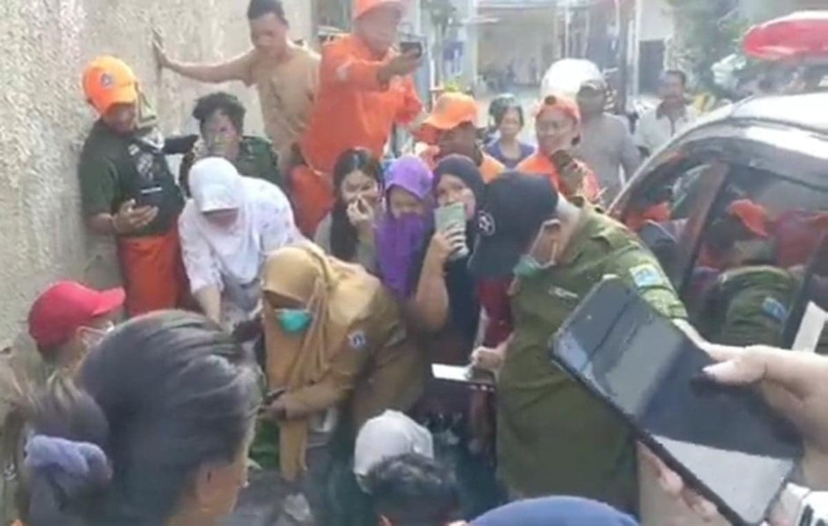 Mayat Bayi Terbungkus Kantong Plastik Ditemukan di Saluran Air Gambir Mayat Bayi Terbungkus Kantong Plastik Ditemukan di Saluran Air Gambir