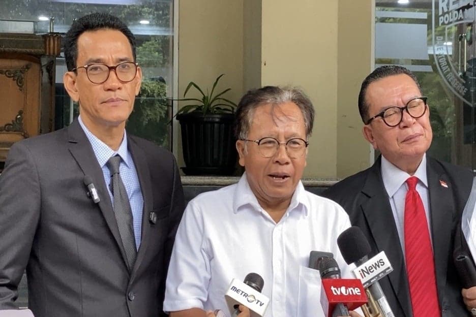 Diperiksa Polda Metro, Eks Ketua Komisi Informasi DKI Ungkap Keanehan pada Salinan Foto Ijazah Jokowi Diperiksa Polda Metro, Eks Ketua Komisi Informasi DKI Ungkap Keanehan pada Salinan Foto Ijazah Jokowi