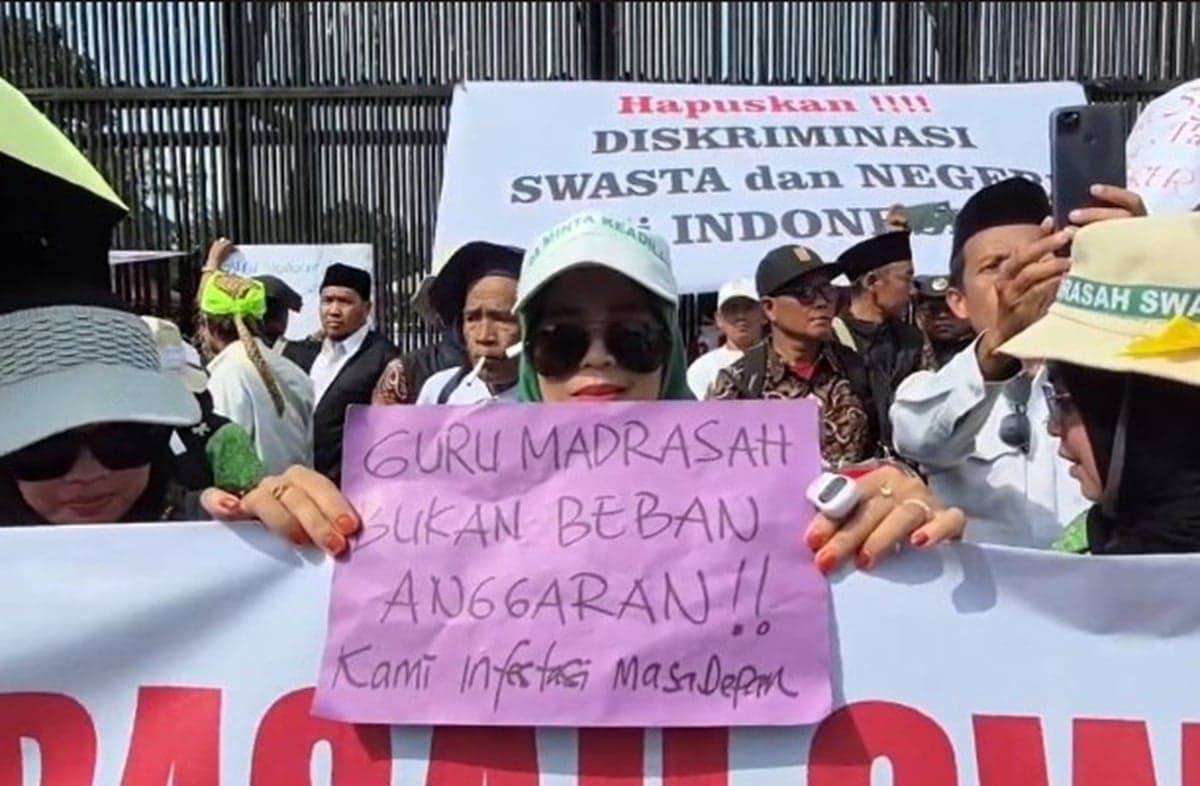 Ratusan Guru Madrasah Demo di Depan DPR, Tuntut Kesejahteraan dan Pengangkatan Jadi P3K Ratusan Guru Madrasah Demo di Depan DPR, Tuntut Kesejahteraan dan Pengangkatan Jadi P3K