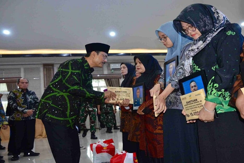 Pemerintah Serahkan Santunan untuk Keluarga Prajurit yang Gugur Akibat Longsor Cisarua Pemerintah Serahkan Santunan untuk Keluarga Prajurit yang Gugur Akibat Longsor Cisarua