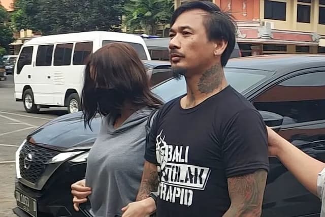 Jerinx SID Unggah Foto Pakai Baju Bali Tolak Rapid, Sentil Soal Konspirasi Covid 19 di Epstein Files Jerinx SID Unggah Foto Pakai Baju Bali Tolak Rapid, Sentil Soal Konspirasi Covid 19 di Epstein Files