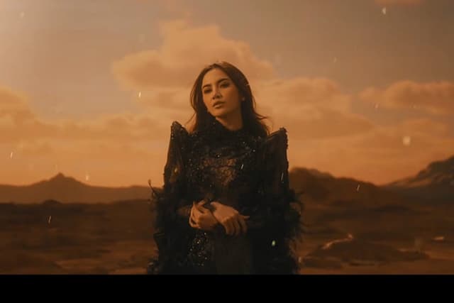 Untuk Yang Bersama Nya Jadi Trending #1, Bukti Kekuatan Emosi dan Makna dalam Karya Mahalini Untuk Yang Bersama Nya Jadi Trending #1, Bukti Kekuatan Emosi dan Makna dalam Karya Mahalini