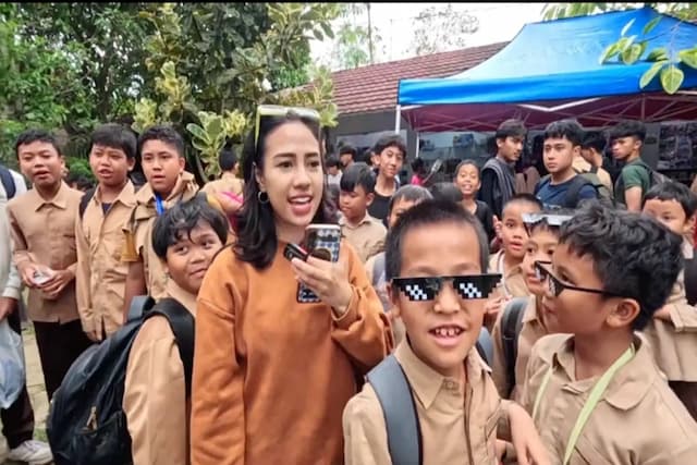 Kuis Dadakan Bareng Anak Sekolahan, Azia Bertemu Anak Jenius Kuis Dadakan Bareng Anak Sekolahan, Azia Bertemu Anak Jenius