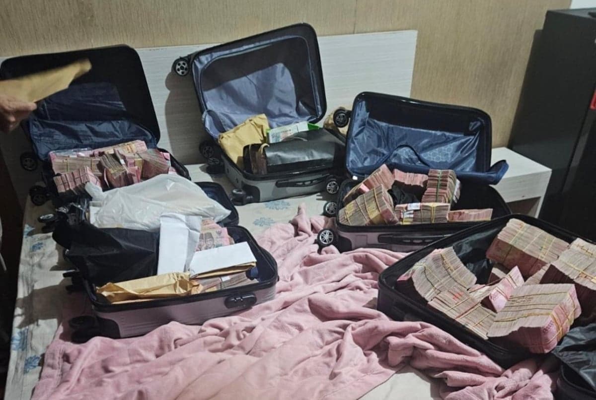 Penampakan 5 Koper Berisi Duit Rp5 Miliar dalam Penggeledahan Kasus Suap Bea Cukai Penampakan 5 Koper Berisi Duit Rp5 Miliar dalam Penggeledahan Kasus Suap Bea Cukai