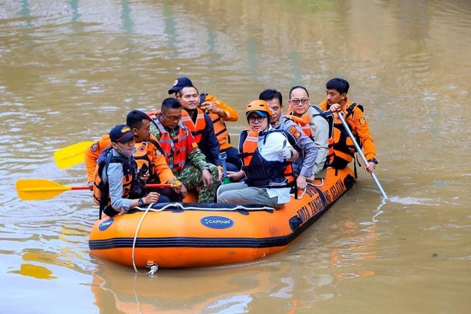 Atasi Pencemaran Residu, Wakil Wali Kota Tangsel Tabur Karbon Aktif di Kali Jaletreng Atasi Pencemaran Residu, Wakil Wali Kota Tangsel Tabur Karbon Aktif di Kali Jaletreng