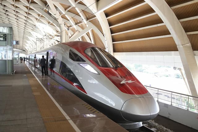 APBN Bayar Utang Whoosh Rp1,2 Triliun per Tahun, Ekonom: Efeknya Puluhan Tahun APBN Bayar Utang Whoosh Rp1,2 Triliun per Tahun, Ekonom: Efeknya Puluhan Tahun