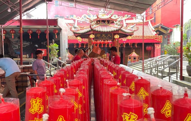 Kelenteng Toasebio Bersolek Sambut Imlek 2577, Ribuan Lilin Siap Dinyalakan di Malam Sacapme Kelenteng Toasebio Bersolek Sambut Imlek 2577, Ribuan Lilin Siap Dinyalakan di Malam Sacapme