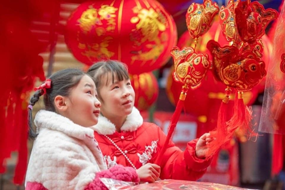 Kenapa Imlek Selalu Identik dengan Warna Merah dan Emas? Ternyata Ini Alasannya Kenapa Imlek Selalu Identik dengan Warna Merah dan Emas? Ternyata Ini Alasannya