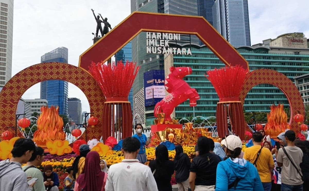 Melihat Ornamen Imlek di Bundaran HI saat CFD Melihat Ornamen Imlek di Bundaran HI saat CFD