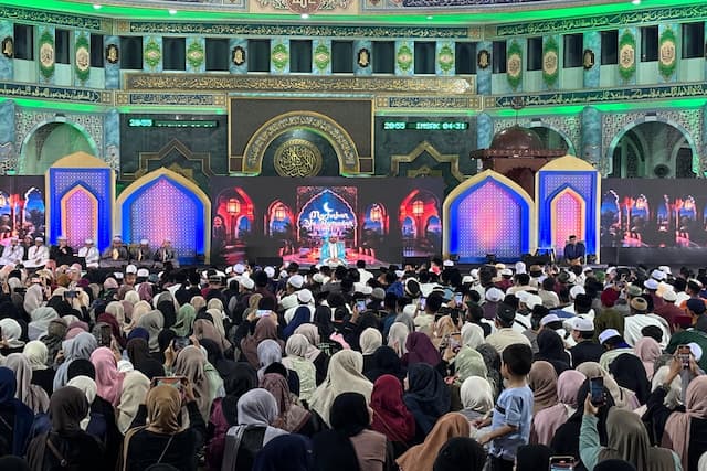 Ada Cahaya Hati Cahaya Indonesia iNews, Masjid Al-Azhom Tangerang Dipadati Jemaah Ada Cahaya Hati Cahaya Indonesia iNews, Masjid Al-Azhom Tangerang Dipadati Jemaah