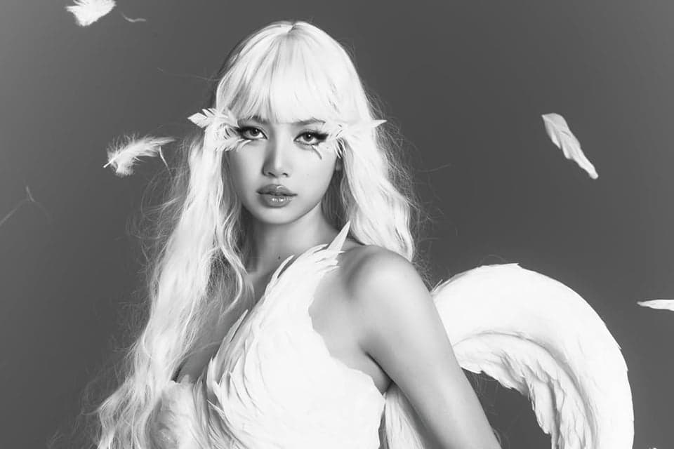 Pesona Valentine Lisa BLACKPINK: Tampil Ala Dewi Cinta, Aura Elegannya Tuai Pujian Pesona Valentine Lisa BLACKPINK: Tampil Ala Dewi Cinta, Aura Elegannya Tuai Pujian