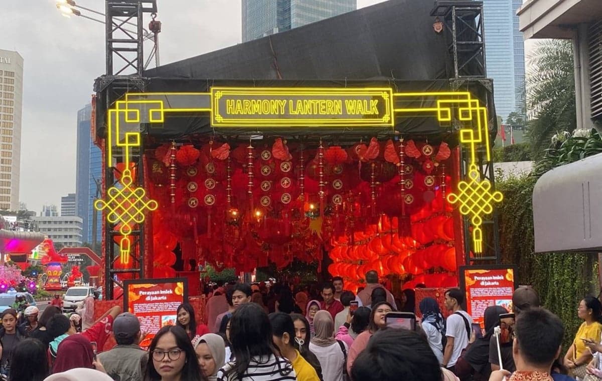 Festival Imlek di Bundaran HI Dipadati Warga, Instalasi Lampion Jadi Spot Foto Favorit Festival Imlek di Bundaran HI Dipadati Warga, Instalasi Lampion Jadi Spot Foto Favorit