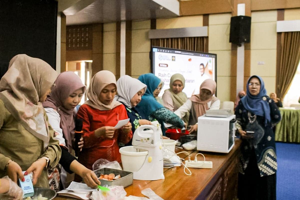 Buka Lapangan Kerja di Kerinci, Sandiaga Uno Beri Pelatihan 95 IRT Buka Usaha Kue Kering Buka Lapangan Kerja di Kerinci, Sandiaga Uno Beri Pelatihan 95 IRT Buka Usaha Kue Kering