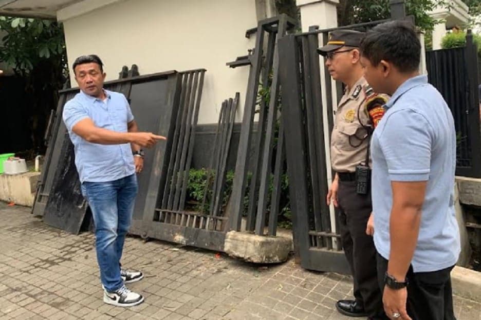 Rumah Jusuf Kalla di Jalan Brawijaya Jakarta Selatan Ditabrak Mobil, Pagar Ringsek! Rumah Jusuf Kalla di Jalan Brawijaya Jakarta Selatan Ditabrak Mobil, Pagar Ringsek!