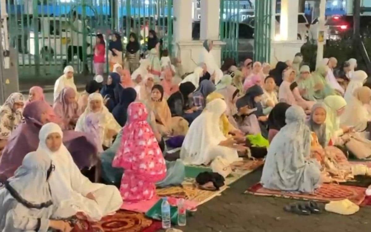 Suasana Tarawih Perdana Ramadan 1447 H di Masjid Cut Meutia Suasana Tarawih Perdana Ramadan 1447 H di Masjid Cut Meutia