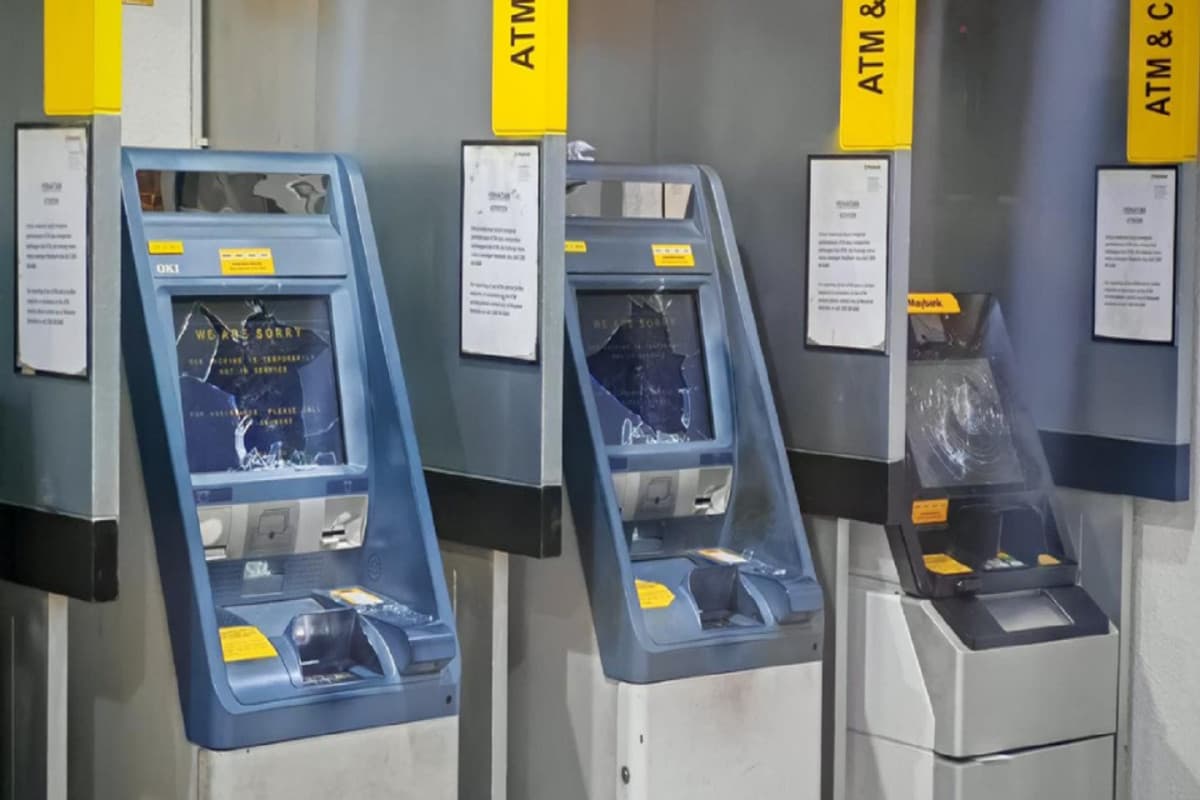 Pria Misterius Hancurkan 12 ATM di Kuala Lumpur, tapi Tak Diambil Uangnya Pria Misterius Hancurkan 12 ATM di Kuala Lumpur, tapi Tak Diambil Uangnya