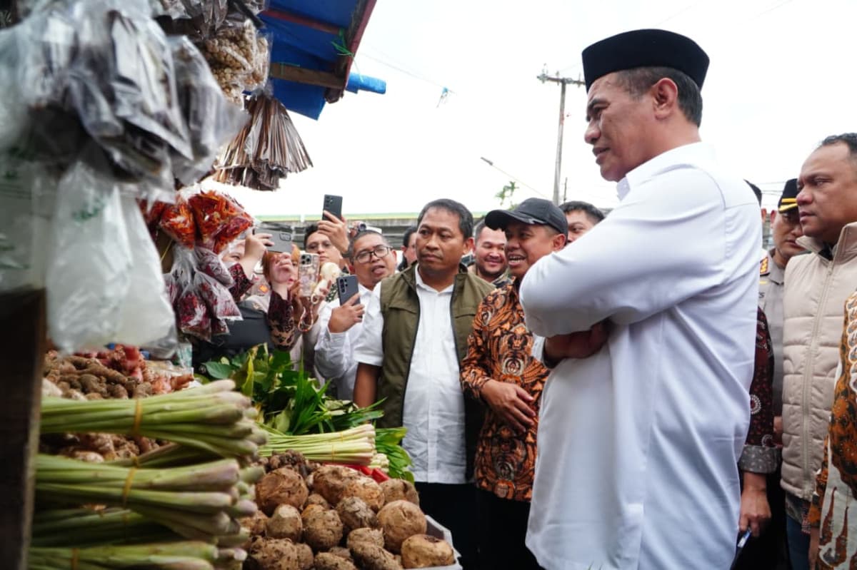 Terima Laporan Harga Pangan Naik, Amran Turun Langsung ke Pasar Kebayoran Terima Laporan Harga Pangan Naik, Amran Turun Langsung ke Pasar Kebayoran