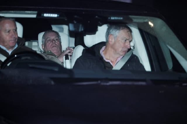 Viral, Eks Pangeran Andrew Duduk Lemas usai Dibebaskan dari Penjara Terkait Skandal Epstein Viral, Eks Pangeran Andrew Duduk Lemas usai Dibebaskan dari Penjara Terkait Skandal Epstein