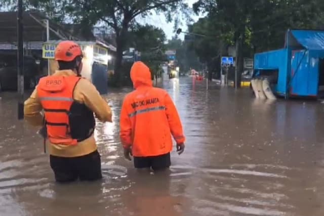 Jalan Swadarma Pesanggrahan Banjir Sepaha Akibat Saluran Air Jebol Jalan Swadarma Pesanggrahan Banjir Sepaha Akibat Saluran Air Jebol