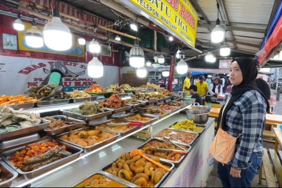 Serunya Berburu Takjil Khas Minang di Senen! Tembusu, Kepala Kakap, dan Bubur Kampiun Jadi Primadona Serunya Berburu Takjil Khas Minang di Senen! Tembusu, Kepala Kakap, dan Bubur Kampiun Jadi Primadona