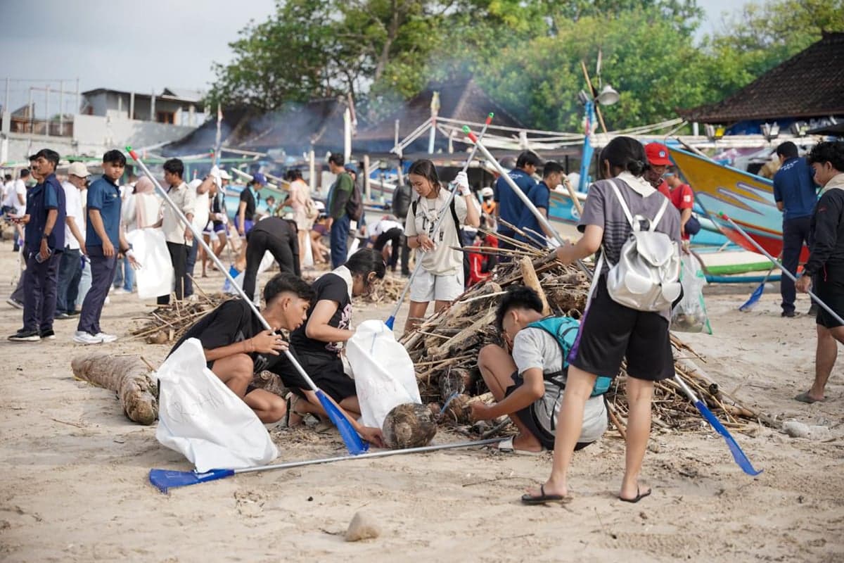 Kolaborasi dengan Pandawara, InJourney Ajak Warga Gotong Royong lewat Beach Clean Up di Bali Kolaborasi dengan Pandawara, InJourney Ajak Warga Gotong Royong lewat Beach Clean Up di Bali