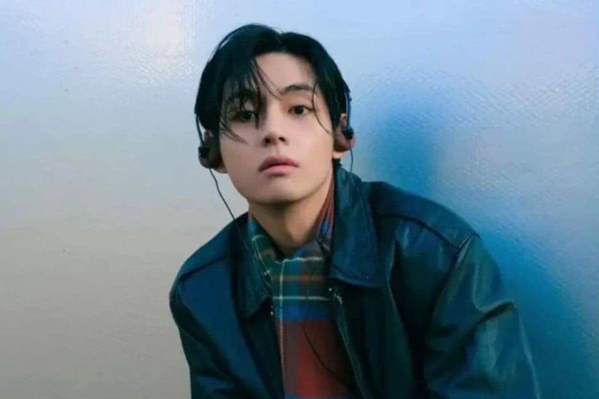 V BTS Klarifikasi soal Chatnya dengan Min Hee-jin yang Dibongkar saat Persidangan V BTS Klarifikasi soal Chatnya dengan Min Hee-jin yang Dibongkar saat Persidangan