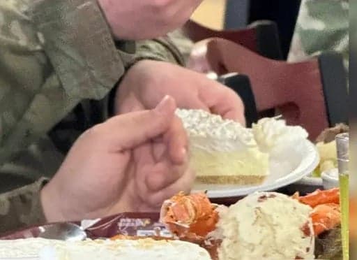 Tentara AS Gelar Pesta Lobster dan Steak, Apakah Itu Jadi Sinyal Invasi ke Iran? Tentara AS Gelar Pesta Lobster dan Steak, Apakah Itu Jadi Sinyal Invasi ke Iran?