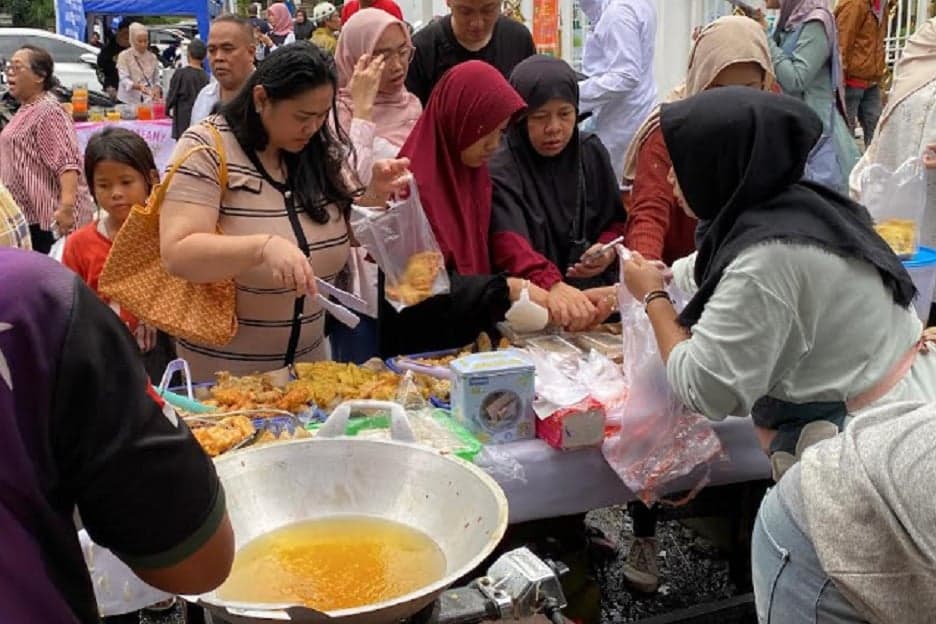 Berburu Takjil di Masjid Sunda Kelapa Jakarta, Gorengan Jadi Incaran Warga Berburu Takjil di Masjid Sunda Kelapa Jakarta, Gorengan Jadi Incaran Warga