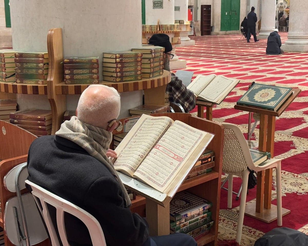 Masyarakat Indonesia Salurkan 300 Mushaf Al-Qur'an ke Masjid Al Aqsa dalam Bentuk Wakaf Masyarakat Indonesia Salurkan 300 Mushaf Al-Qur'an ke Masjid Al Aqsa dalam Bentuk Wakaf