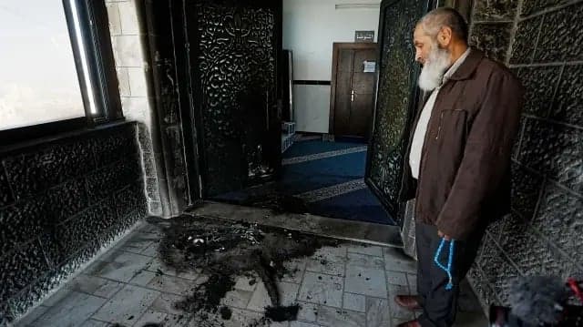 Teror Warga saat Ramadan, Pemukim Israel Rusak dan Bakar Masjid di Tepi Barat Teror Warga saat Ramadan, Pemukim Israel Rusak dan Bakar Masjid di Tepi Barat