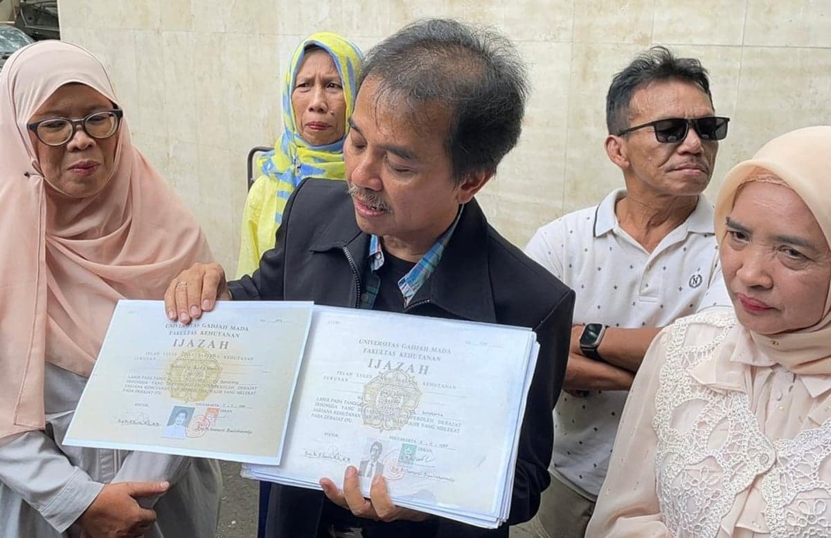 Roy Suryo Tunjukkan Perbedaan Ijazah Jokowi dengan Alumni UGM Angkatan 79 Roy Suryo Tunjukkan Perbedaan Ijazah Jokowi dengan Alumni UGM Angkatan 79