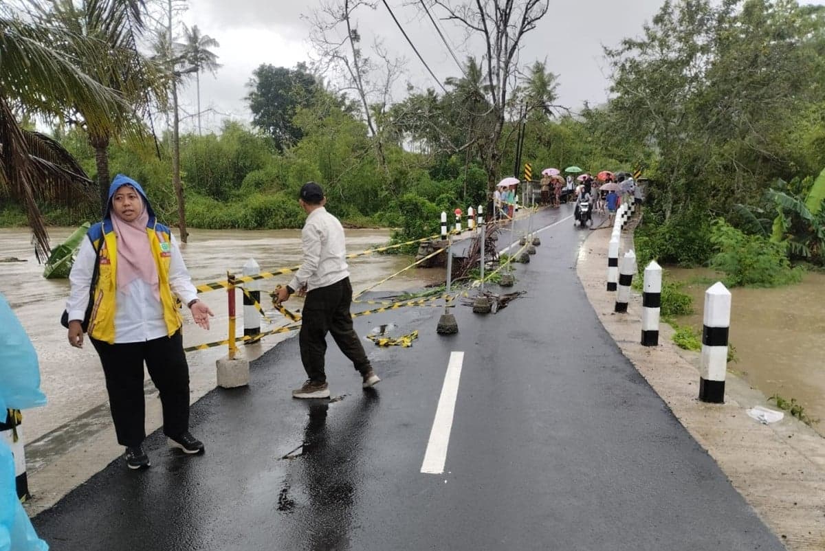 Banjir Kepung 3 Daerah di NTB: 1 Warga Meninggal, 2.000 Lebih KK Terdampak Banjir Kepung 3 Daerah di NTB: 1 Warga Meninggal, 2.000 Lebih KK Terdampak