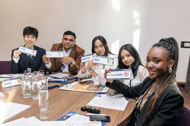 Mahasiswa UI Jadi Satu-satunya Wakil Indonesia di Forum Internasional Amsterdam Mahasiswa UI Jadi Satu-satunya Wakil Indonesia di Forum Internasional Amsterdam