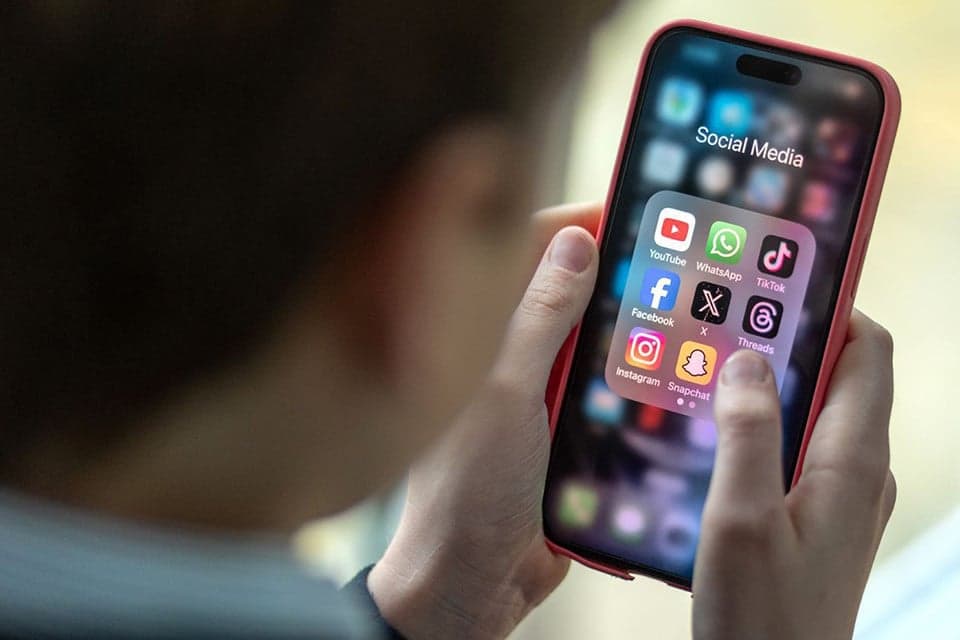 Dilema Larangan Usia Medsos: Menyeimbangkan Perlindungan Anak dan Masa Depan Investasi Digital Dilema Larangan Usia Medsos: Menyeimbangkan Perlindungan Anak dan Masa Depan Investasi Digital